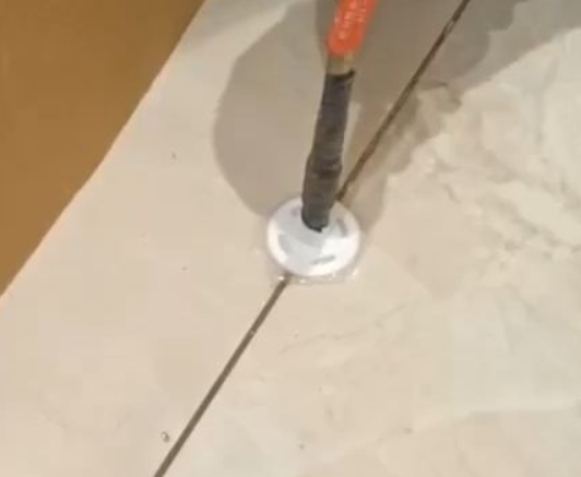 延川瓷砖空鼓维修公司专业解答瓷砖在铺贴过程中，如果没有涂抹均匀到位的粘结材料（如水泥砂浆或瓷砖胶），可能会导致以下问题